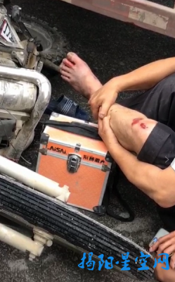 仙彭路口泥土搅拌车和摩托车发生碰撞，一男子受伤坐地不起