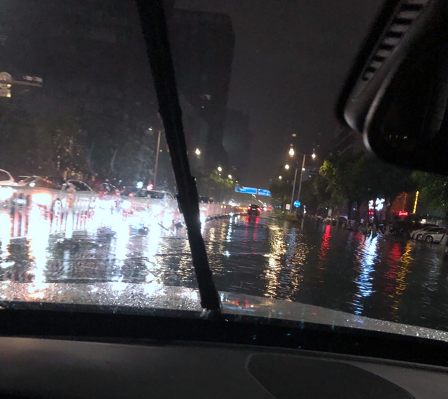 汕头黄色暴雨预警生效中，昨晚长平-华山、金砂东多处积水成“河”