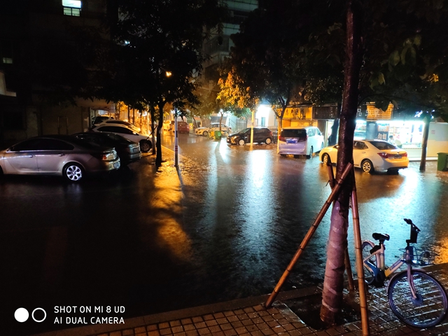 汕头黄色暴雨预警生效中，昨晚长平-华山、金砂东多处积水成“河”