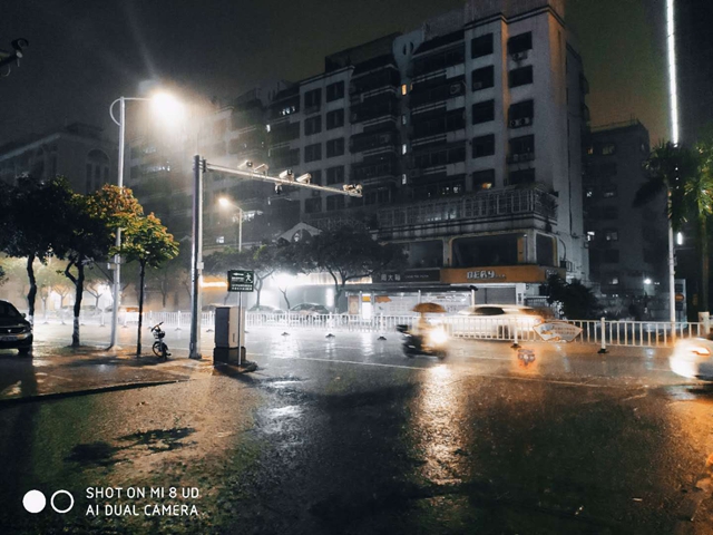 汕头黄色暴雨预警生效中，昨晚长平-华山、金砂东多处积水成“河”