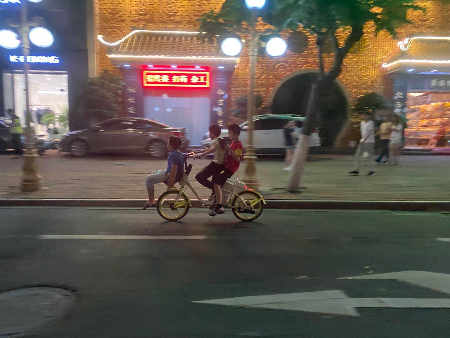 太危险！三个“熊孩子”共乘一电单车在金砂-黄山路口乱窜