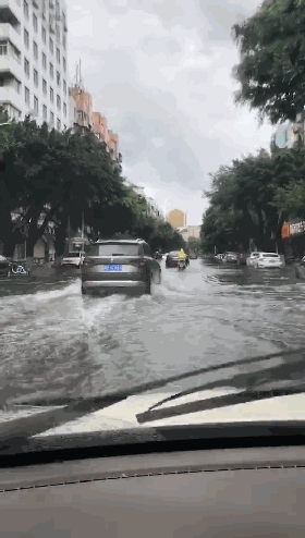 汕头黄色暴雨预警：珠江路、长江路等多处都积水成“河”，上班路堵堵堵