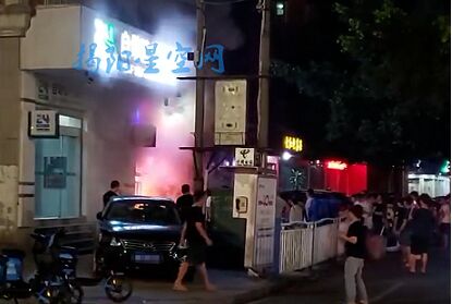揭阳市区一烧烤店发生火情，现场明火浓烟直冒！