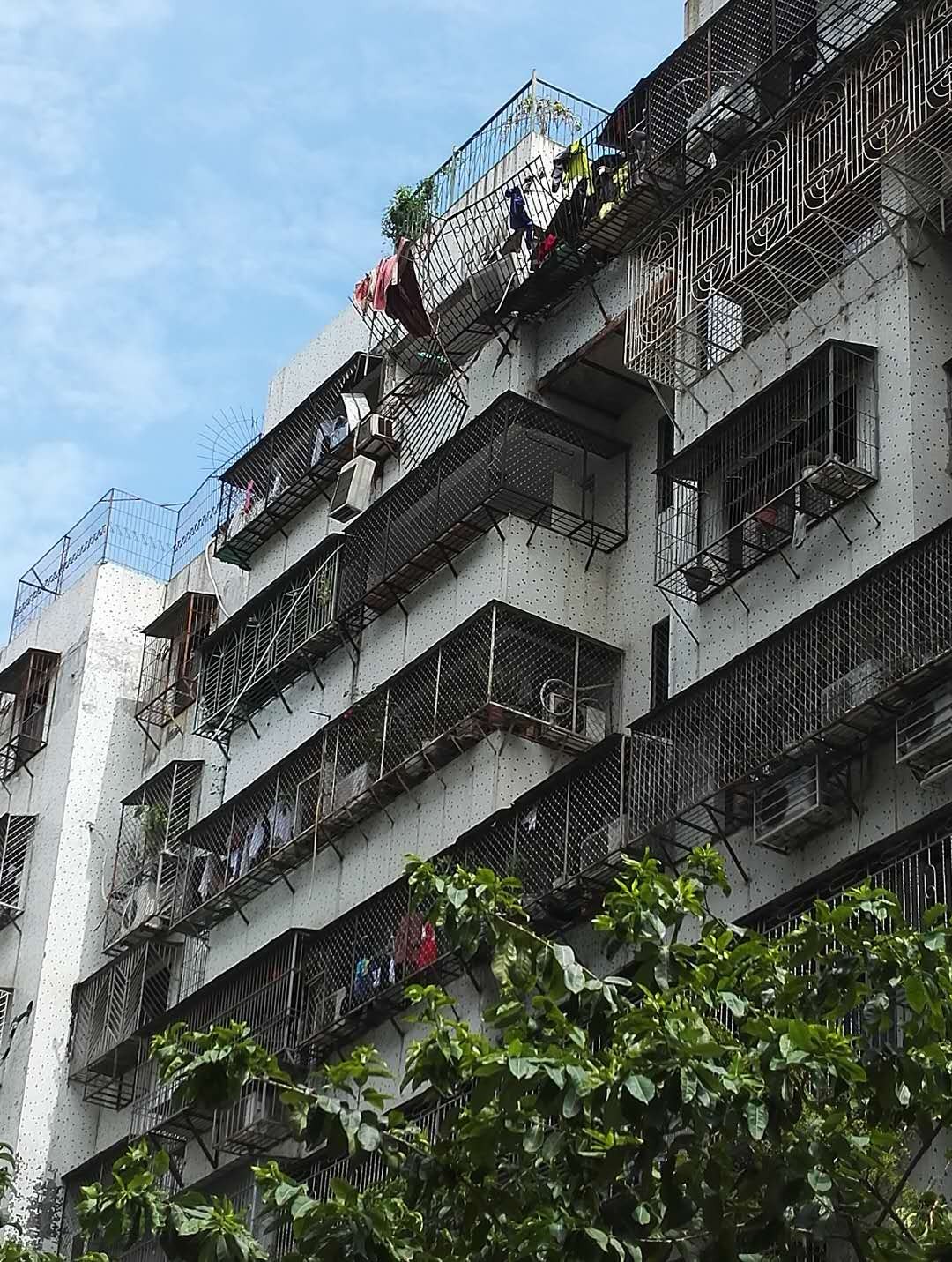 龙湖区朝阳庄南区一楼房8楼发生爆炸