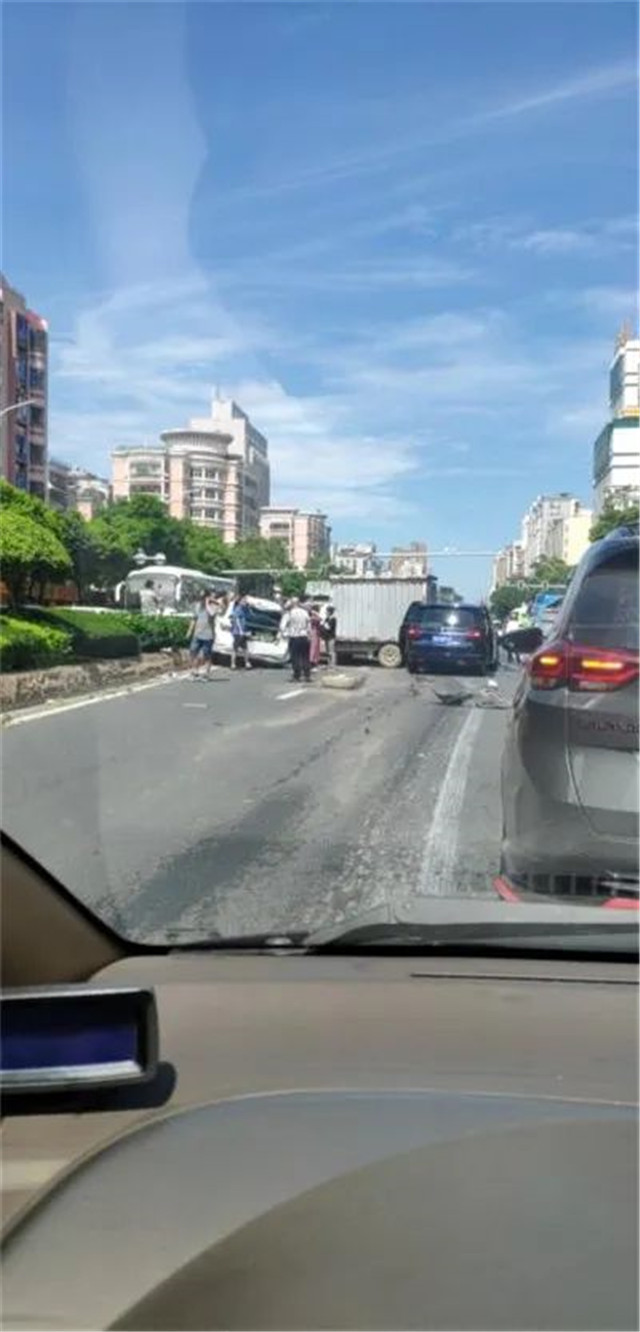 今天下午，金砂嵩山路口发生十余辆车碰撞事故，一人受轻微伤