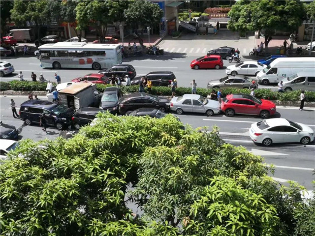 今天下午，金砂嵩山路口发生十余辆车碰撞事故，一人受轻微伤