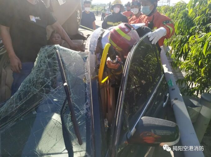 揭阳登岗高速路口发生车祸 ，有人员被困