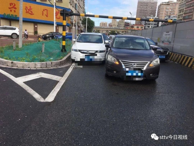处罚！两辆小车在金凤路发生轻微碰撞后起争执，车辆没及时撤离被交警罚款