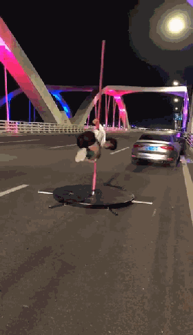 有人在东海岸大桥上一边跳钢管舞一边拍视频？