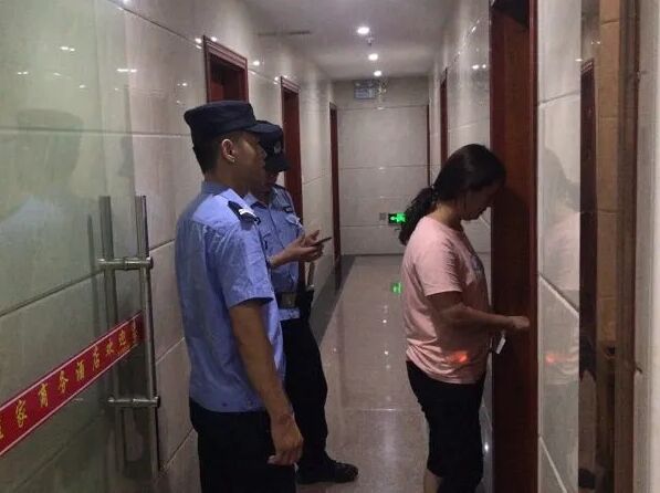 潮汕某地警方清查酒店、桑拿沐足等场所，多人被抓