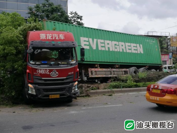 惊险！昨天汕樟路一辆集装箱货车冲上中间绿化带，为避突然闯出的摩托