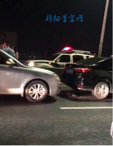 揭阳榕华大桥6车发生追尾，轿车均有不同程度受损！