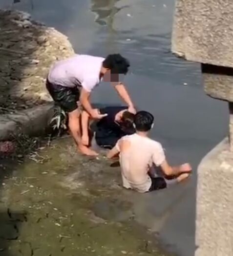 揭阳一女子疑似想不开跳桥轻生，两名青年下水救起！