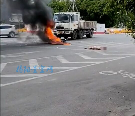 揭东龙山路发生一车祸，摩托车司机倒地不起