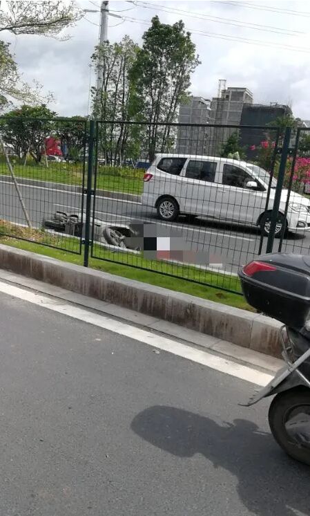 血肉模糊！磐东科技大道红绿灯路口发生车祸，摩托车驾驶员当场被盖蓝布