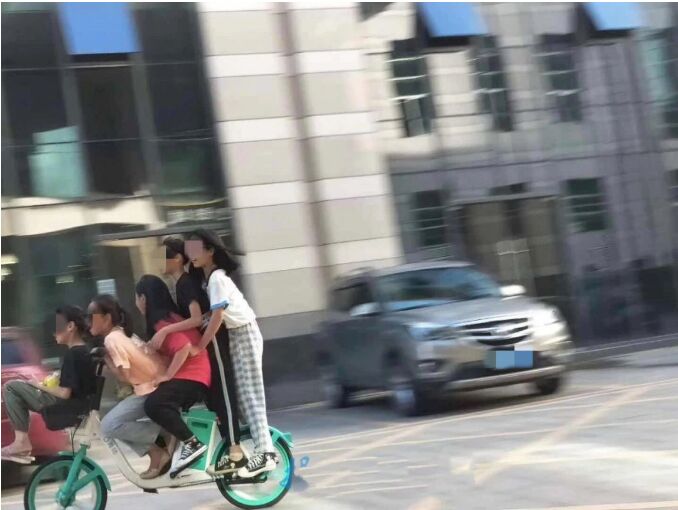 玩命？潮汕街头5名小女孩“共享”一辆电动自行车