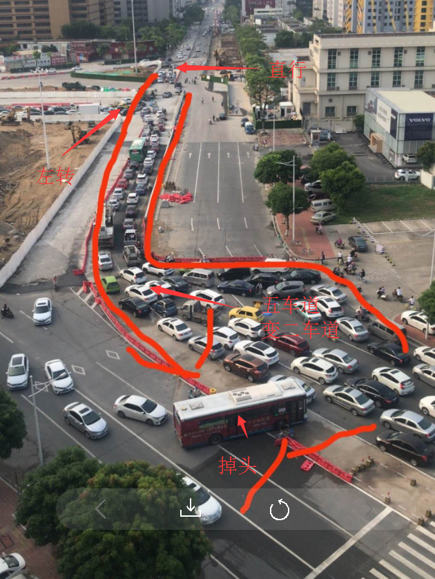 网友爆料天山北路因道路改造车辆拥堵，交警今早在道路最右侧增加直行通道