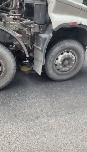 今天金凤-汕樟路口发生一起事故，一摩托被卷入水泥车车轮下