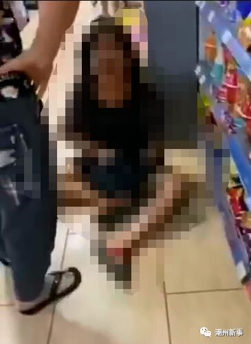 潮州一妇女商场内疑偷东西被围堵跑不掉，老板称已报警