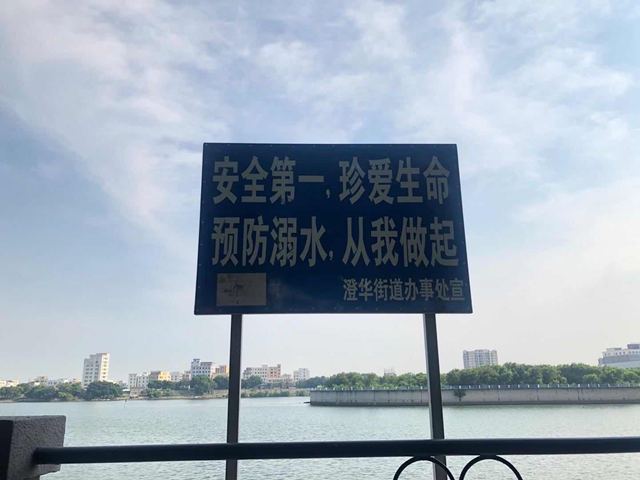 警示牌你真的没看见吗？近日外砂河一些河段出现“泳客”，其中还有中小学生