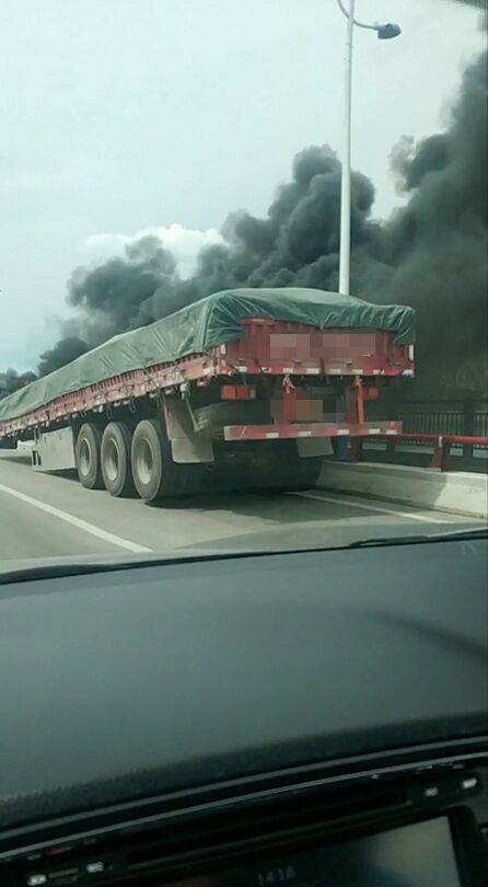 突发！揭阳南河大桥一辆货车自燃，现场浓烟骇人