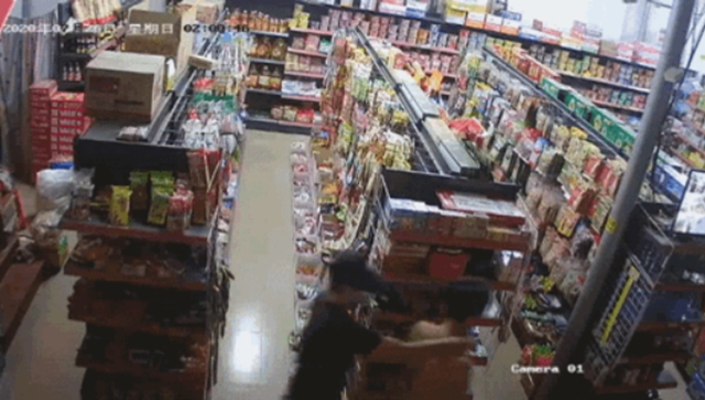 一男子戴口罩、持刀藏进汕头一家超市实施抢劫，16小时后被警方抓获
