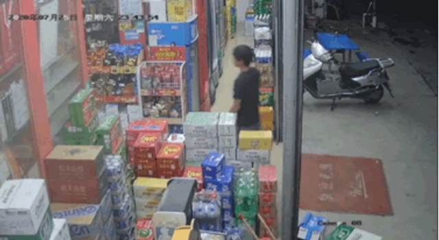 一男子戴口罩、持刀藏进汕头一家超市实施抢劫，16小时后被警方抓获