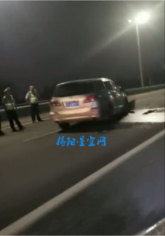 昨天凌晨揭阳榕华大桥一摩托车被轿车撞飞几十米远！