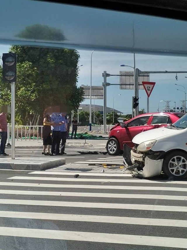 珠城-泰山路口今早发生事故：两车碰撞，一车“骑”上路中间安全岛