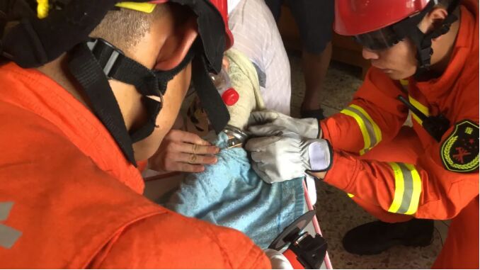 揭阳一女子左手被地漏“咬”住，消防紧急破拆救援