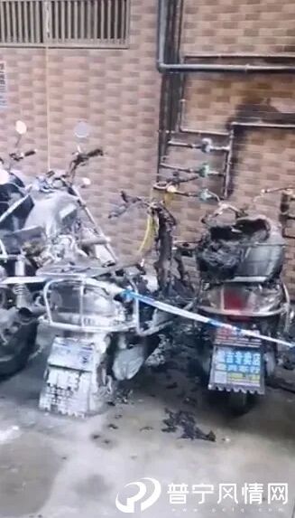 潮汕某居民楼下多辆电动车被烧成铁架，火灾现场令人后怕