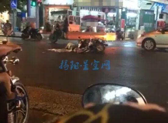 棉湖花园路口摩托闯红灯撞上轿车，现场女子翻车倒地头破血流