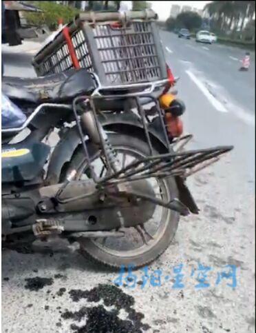 揭阳砲台一路口货车与摩托车发生碰撞，女子倒地不起满脸血迹