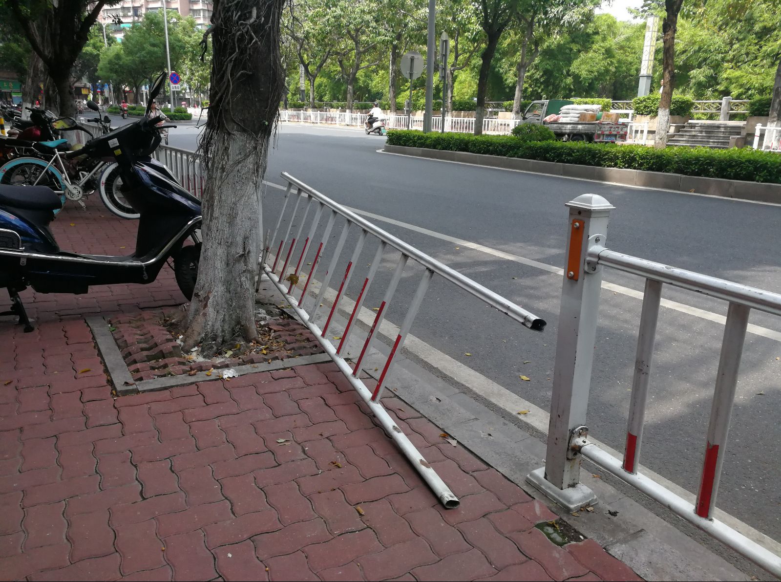 汕头多名市民“任性”破坏交通护栏，已被依法查处