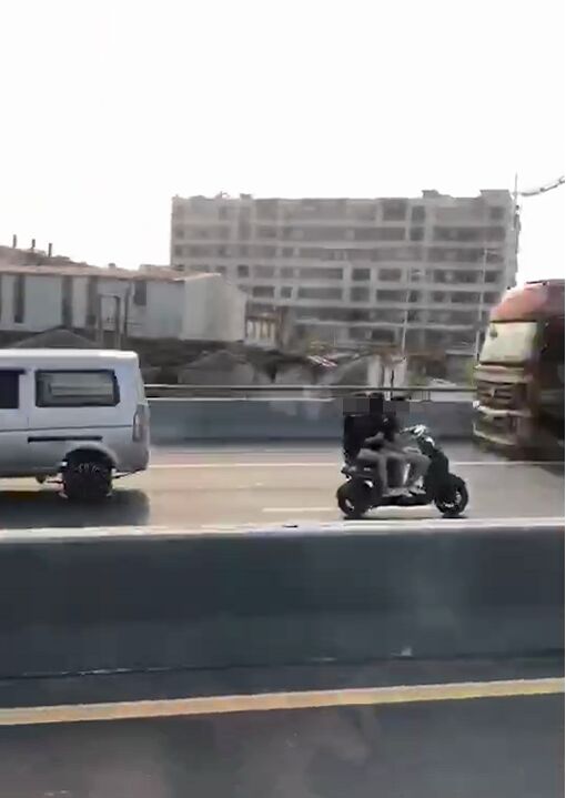 揭阳榕华大桥上三名女子开摩托车疯狂逆行，周围车辆呼啸而过