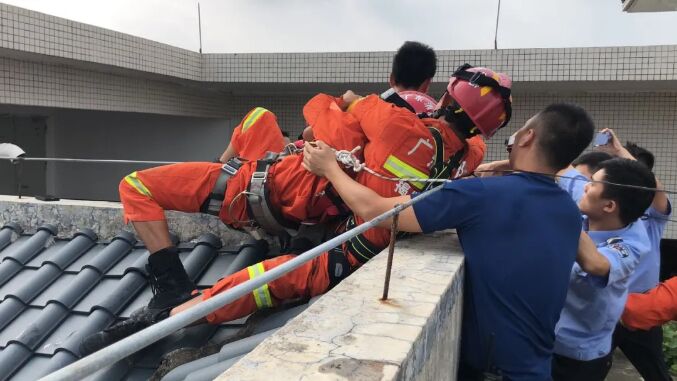 想无！揭阳一男子因和家人吵架一气之下爬上27楼欲轻生