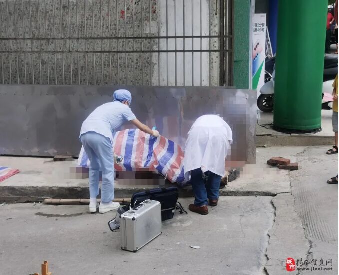 揭西县城建新路口发生一起事故，现场一人被盖上三色布