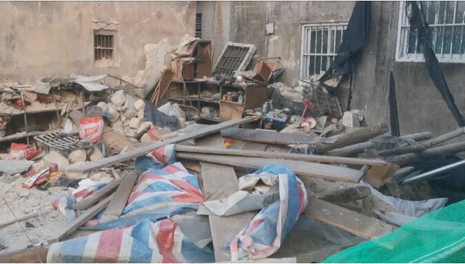 惊险！澄海盐鸿镇一老旧房屋修缮时突然坍塌，86岁老伯被埋！