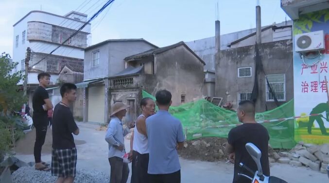 惊险！澄海盐鸿镇一老旧房屋修缮时突然坍塌，86岁老伯被埋！