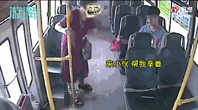 汕头一公交车监控录像曝光：女子用裙摆遮挡捡他人遗落手机