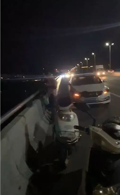 揭阳榕华大桥凌晨疑似有人跳河轻生，现场遗留一辆摩托车