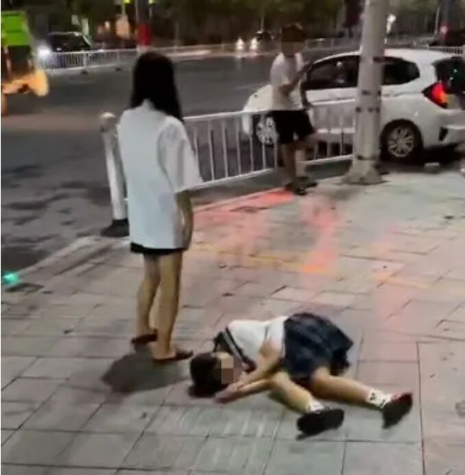潮汕某酒吧门口一女孩醉酒后倒在马路上……女孩子出门保护好自己！