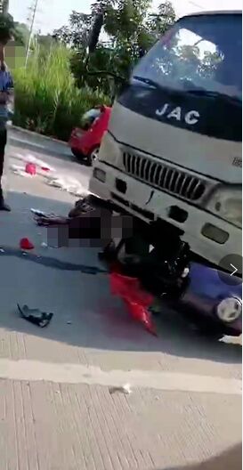 揪心！揭西龙潭某路口一人受伤躺在环卫车下，现场一滩血迹