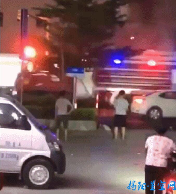 揭阳磐东街道乔东教堂路口一轿车发生自燃，车头被大火吞噬