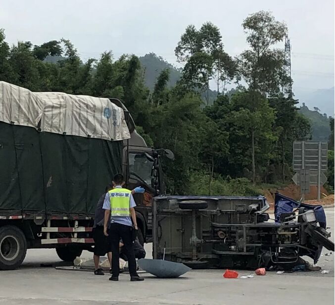揭西龙潭高速路口发生严重车祸，司机当场抬上殡仪车