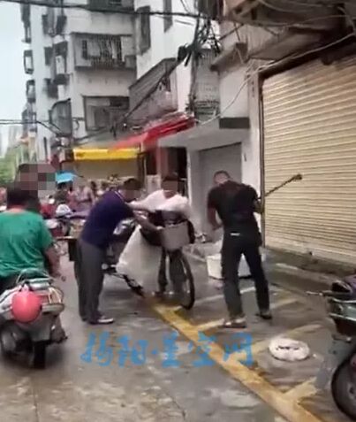 【刷爆】潮汕某市场一男子抡铁锤猛砸摊贩三轮车车轮