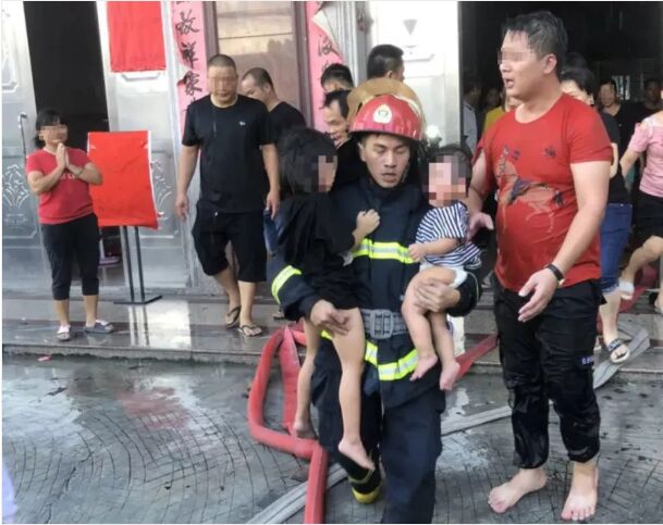 普宁麒麟月屿村一楼房起火，3名小孩被困，消防员紧急救援