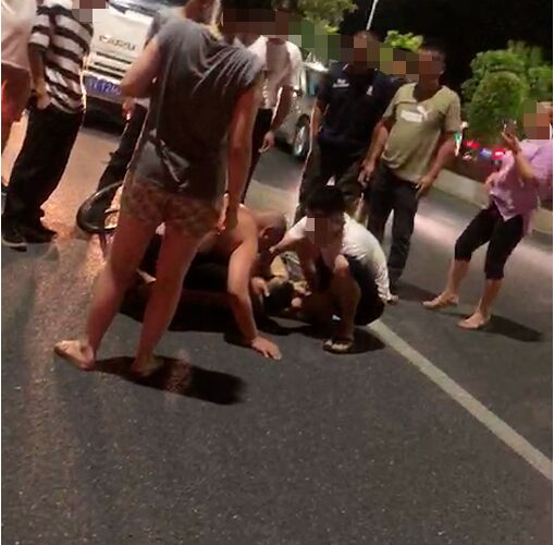 揭阳西湖路发生交通事故，一男子被盖上布