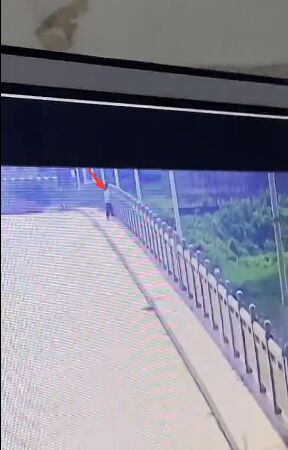 叔恶！网传潮汕16岁女孩跳河轻生，监控视频拍下跳河瞬间