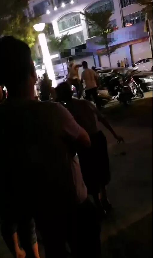 揭阳一酒店门口发生斗殴事件，男子满身是血紧急送医